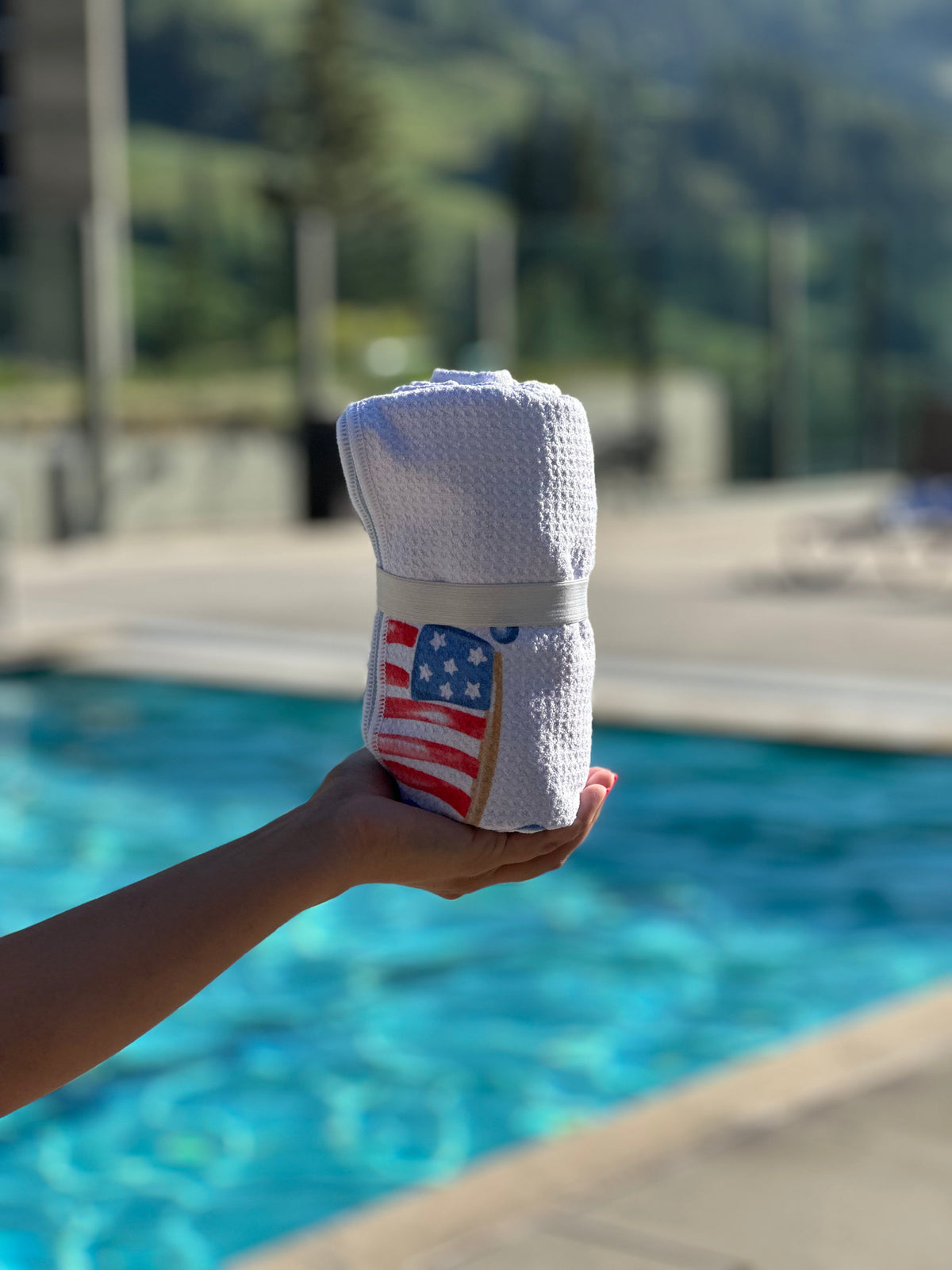 Stars Pool Towel: Reversible, rolled with elastic band by the pool